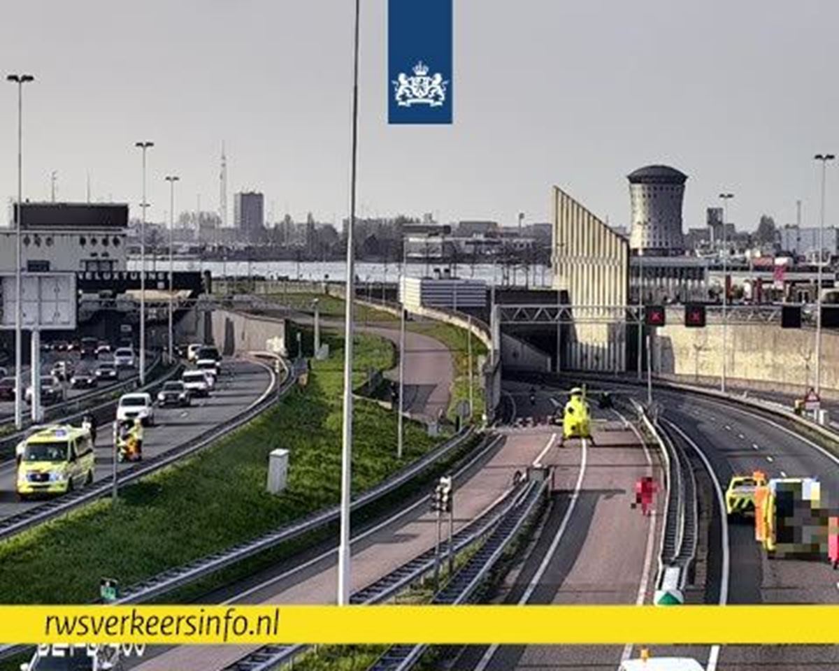 Motoragent zwaar gewond naar ziekenhuis na ongeval op A4 bij Beneluxtunnel Motoragent zwaar gewond naar ziekenhuis na ongeval op A4 bij Beneluxtunnel
