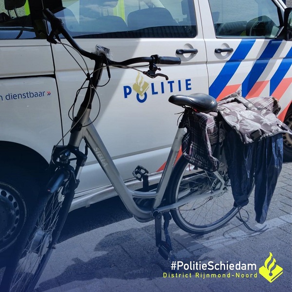 Man haalt fiets uit elkaar in stalling bij politiebureau 