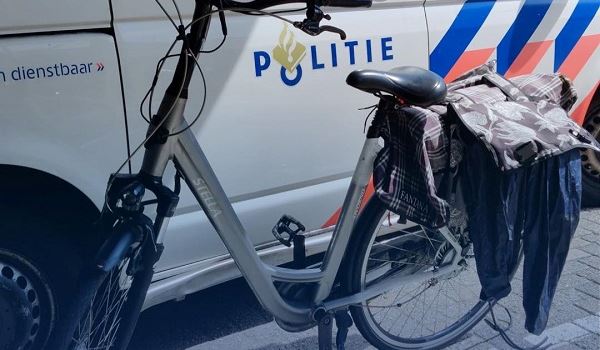 Man haalt fiets uit elkaar in stalling bij politiebureau 