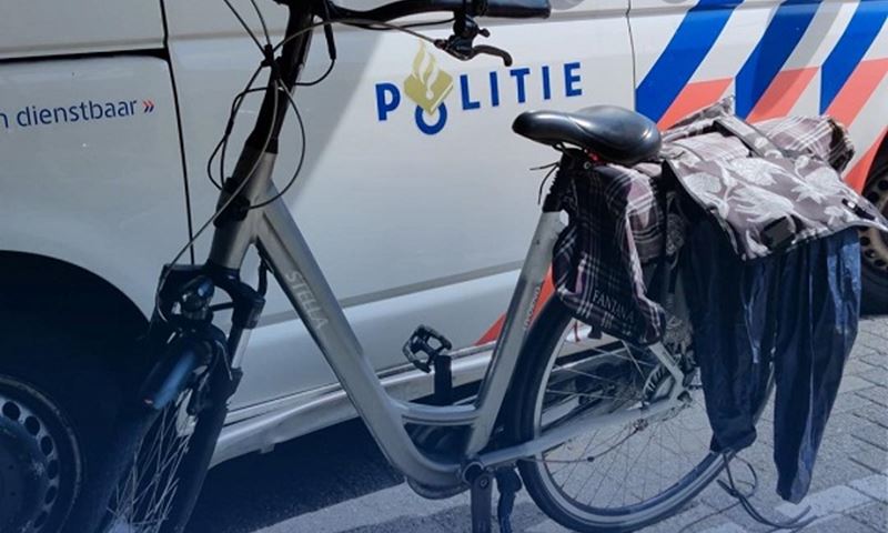 Man haalt fiets uit elkaar in stalling bij politiebureau 