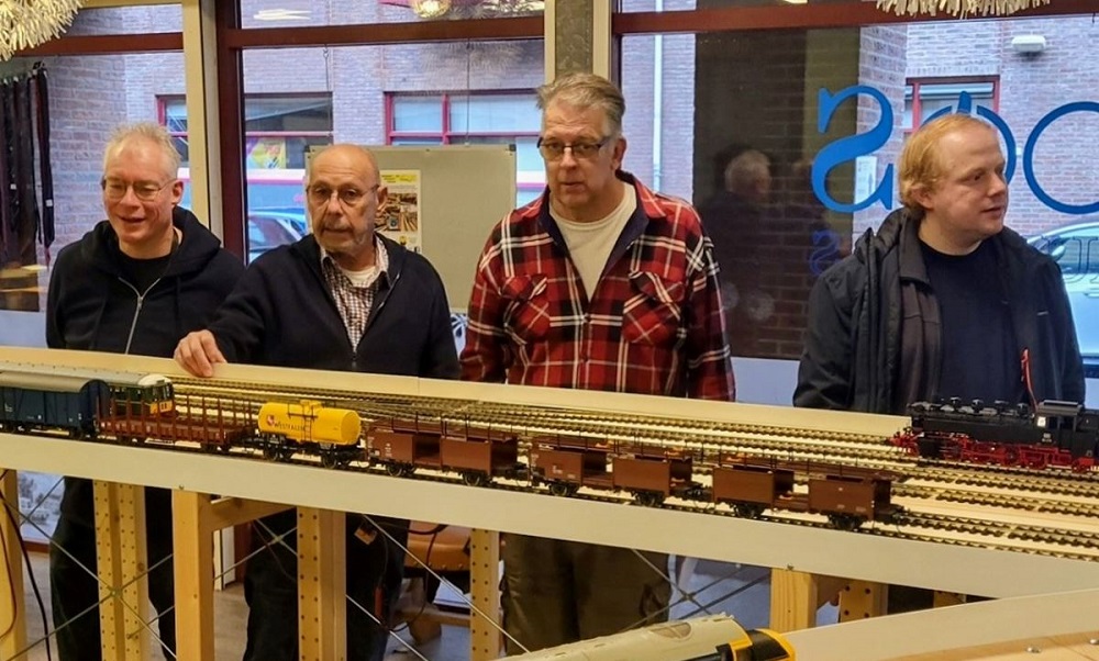 JW keek treintjes bij Modelspoorvereniging Schiespoor 