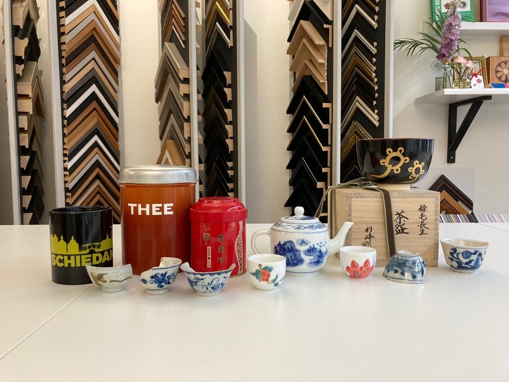 Op de thee in het lijstenatelier