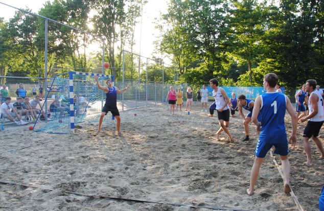 Beelden van beachhandbal DWS tegen het Nederlands team