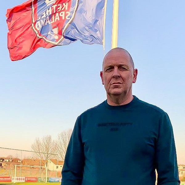 Koploper Kethel Spaland (zo) verlengt samenwerking met trainer 