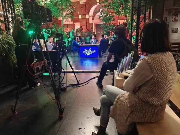 Samen kijken naar verkiezingsuitslagen in Korenbeurs