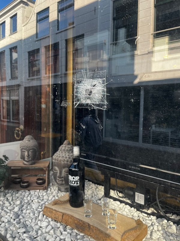 Politie op zoek naar getuigen explosie vannacht voor café op Hoogstraat