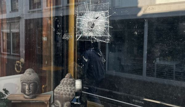 Politie op zoek naar getuigen explosie vannacht voor café op Hoogstraat