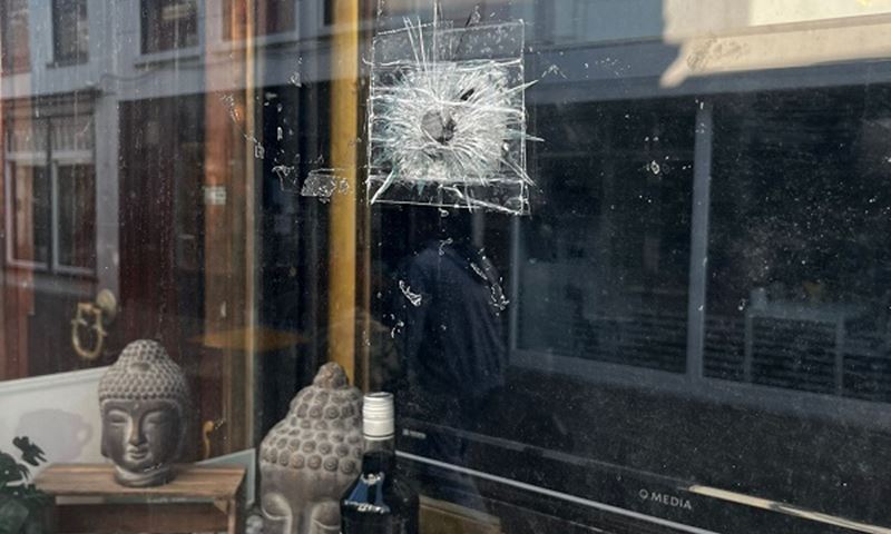 Politie op zoek naar getuigen explosie vannacht voor café op Hoogstraat