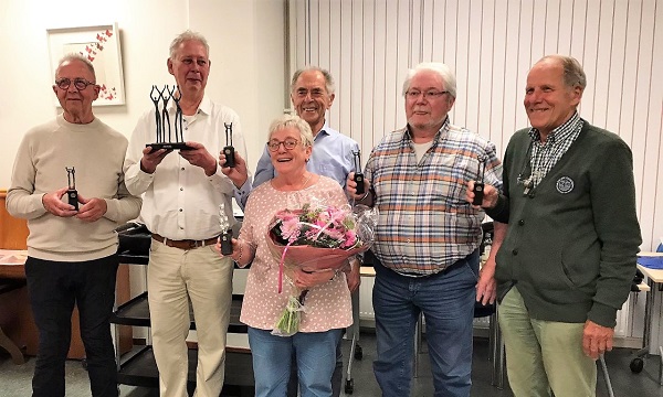 Shantykoor Stuurloos zingt zestal leden lof toe