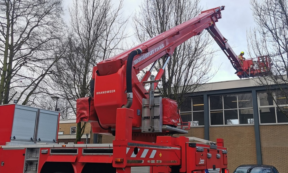 Chillende jongeren op het dak van een basisschool
