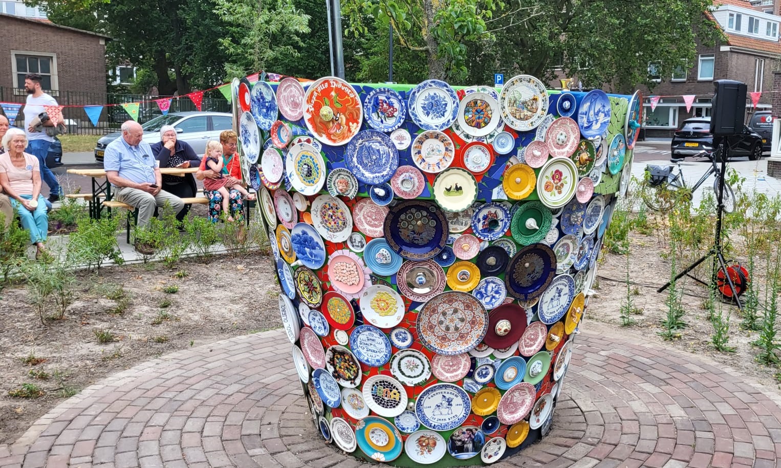 Boompot vol 'bordjes mét verhalen' feestelijk onthuld