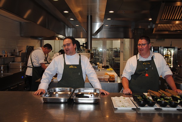 De keukenbrigade in Hotel Schiedam kookt ook met gin en jenever