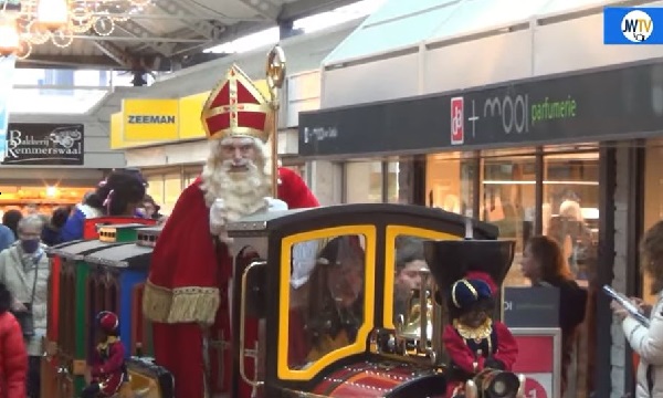 Sint en pieten beleven intocht met de trein in Winkelcentrum Spaland