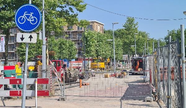 Onduidelijke verkeerssituatie voor fietsers op afgesloten Parkweg