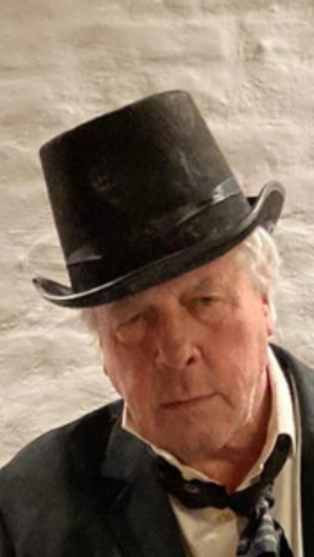 Wie is deze 'zunig' kijkende man in de binnenstad van Schiedam?