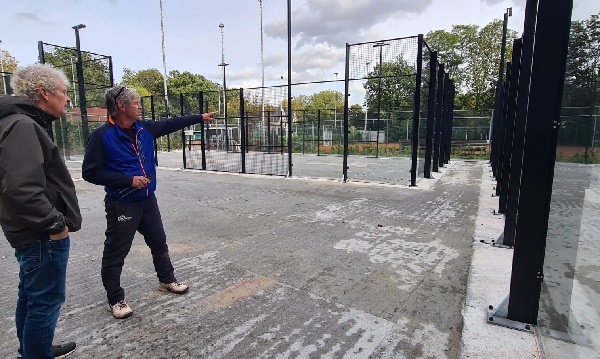 Vier padelbanen bij Van Vliet naderen voltooiing