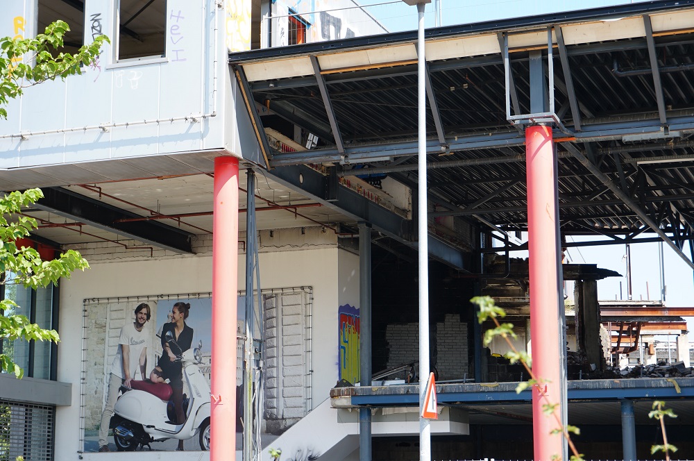 De sloop van verpauperde bedrijfspand langs A20 vordert