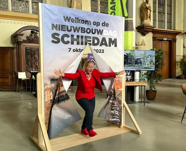 Wethouder springt als een filmster door het doek heen