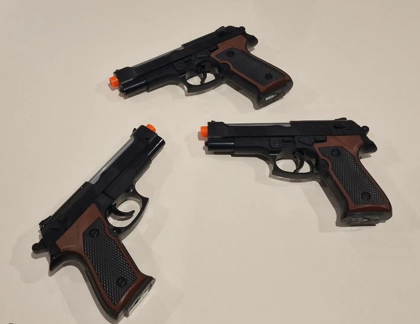 Jongens met neppistolen krijgen echte boetes