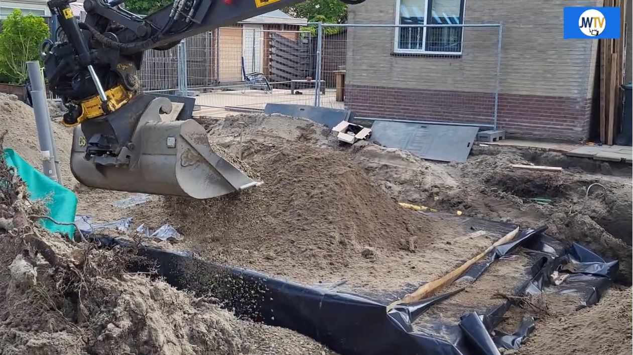 Beelden van de ophoging in De Gaarden