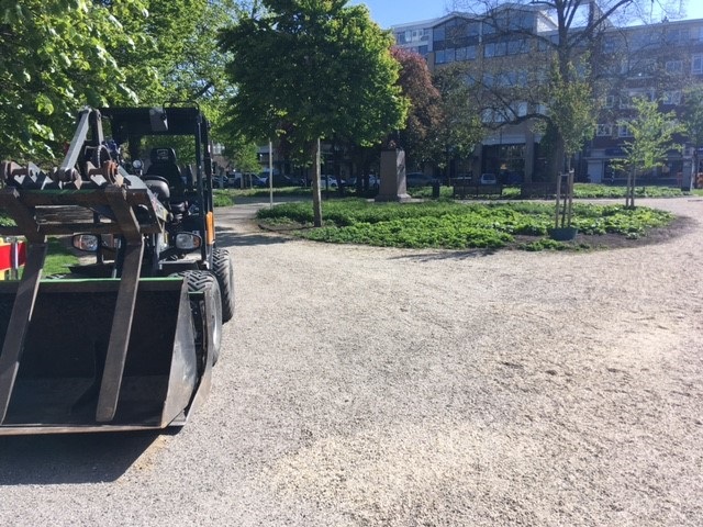 Grind op trottoir bij Plantage eindelijk bijgevuld