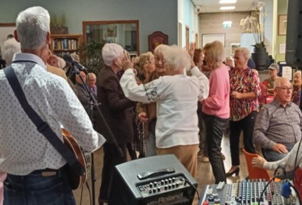 Voeten van de vloer en swingen maar