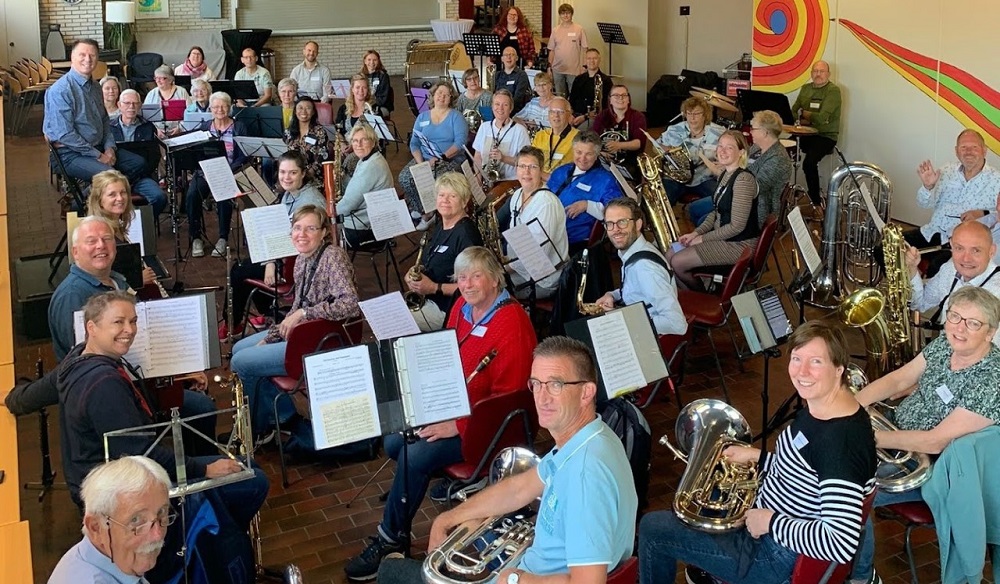 Harpe Davids houdt Play-In met zestigtal muzikanten