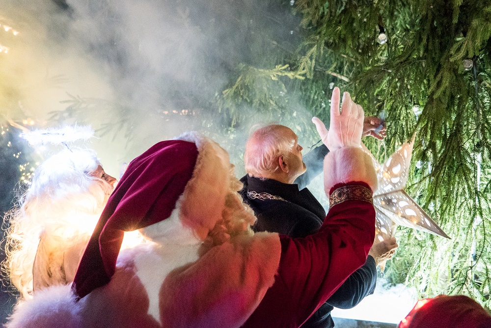 Acht meter hoge kerstboom in de Havenkerk