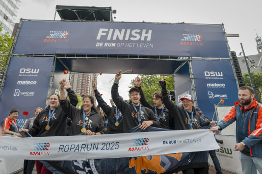 Alle deelnemers in 34ste Roparun over finishlijn in Rotterdam