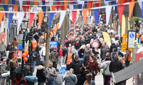 Schiedam Centrum vierde het Oranjefeest zoals vroeger; koningsdag met gouden randje 