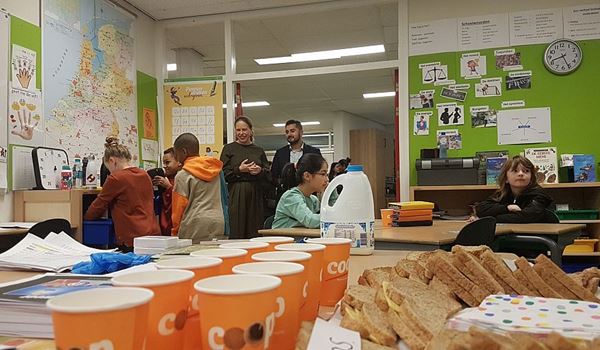 Minister Schouten komt op ontbijtbezoek bij basisschool in Schiedam