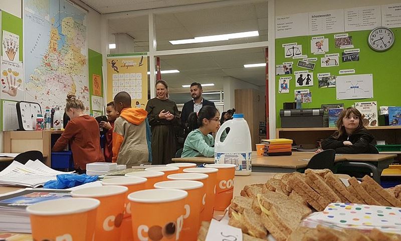 Minister Schouten komt op ontbijtbezoek bij basisschool in Schiedam
