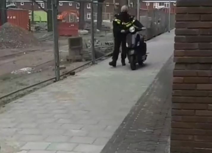 Gestolen scooter komt boven water in Schiedam Oost