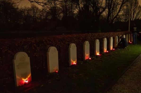 Kerstavond branden er lichtjes bij de oorlogsgraven van de Beukenhof