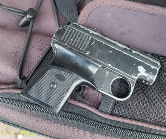Handhavers van gemeente Schiedam vinden dit alarmpistool op straat