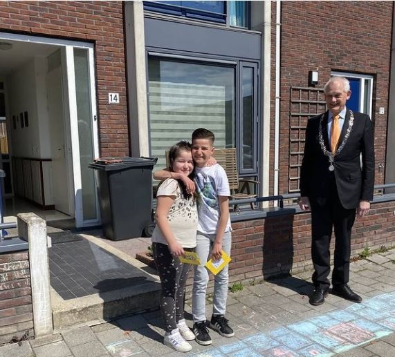 Kinderen winnen prijzen met stoepkrijten