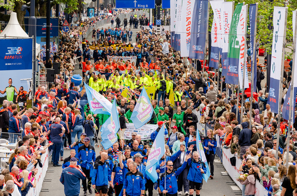 Alle deelnemers aan Roparun over finishlijn in Rotterdam