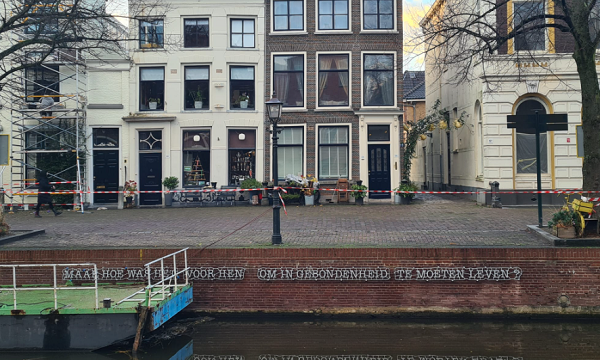 Teksten ter herdenking slavernij aan kades Lange Haven