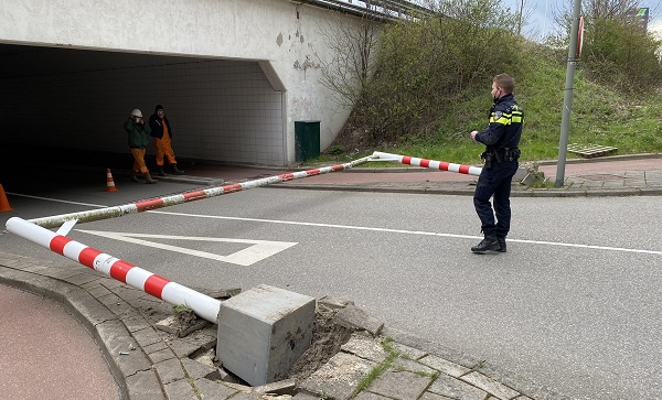 Te hoog geladen wagen rijdt hoogtebeperking omver en poetst de plaat
