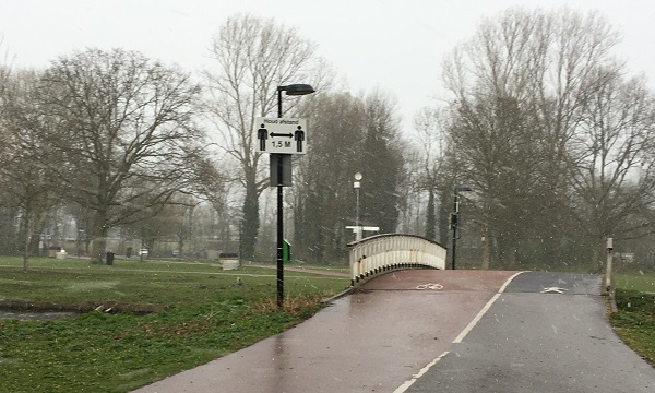 KNMI waarschuwt voor gladheid en windstoten