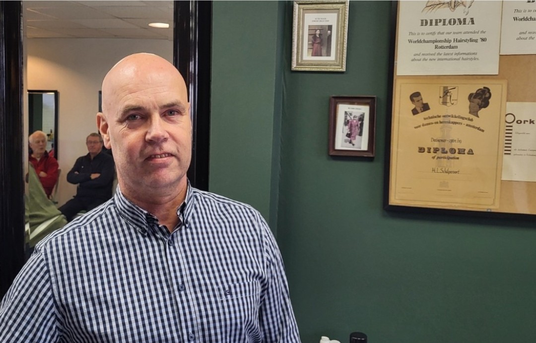 Kapper René Schilperoort gaat de schaar opbergen