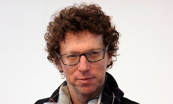 Arnon Grunberg wordt in Schiedam ondervraagd 