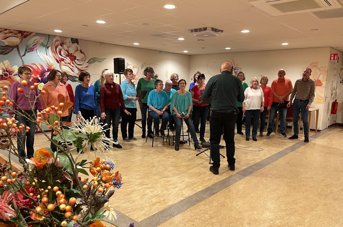 Bewoners Vaartland genieten van Popkoor Pleasure 