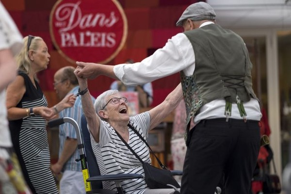 Voetjes van de vloer in de bibliotheek