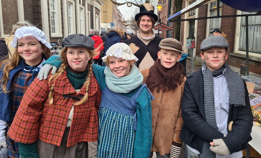 Het Dickens Festijn Schiedam 2024 bruist rond de Korenbeurs
