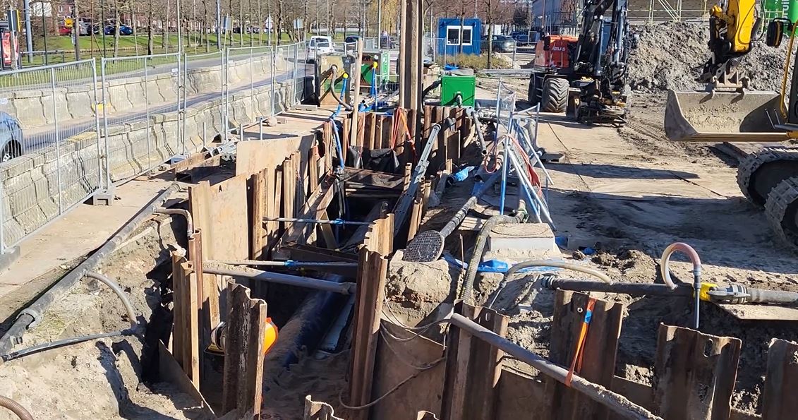 Het slaan van een damwand voor bouwproject Wonen in de Buurttuin