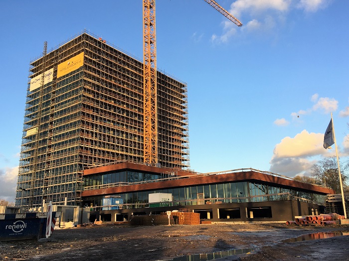 Op- en afrit A20 Hargalaan afgesloten; dreiging van afwaaiende steigerdelen 