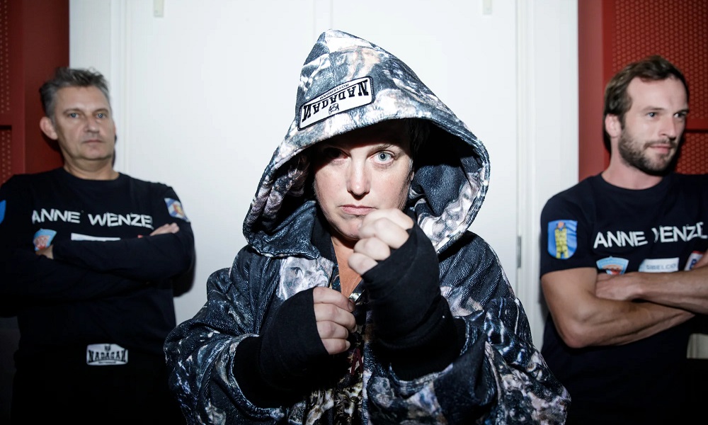 'Boven de ring in Boksschool De Jong komt beeld van vrouwenbuste'