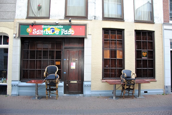 Autoriteiten sluiten op Hoogstraat café met (luidruchtige) gasten binnen