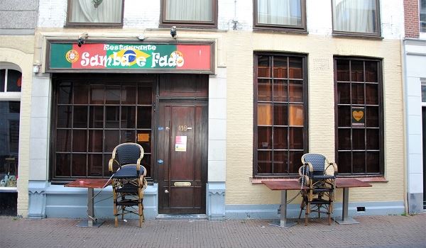 Autoriteiten sluiten op Hoogstraat café met (luidruchtige) gasten binnen